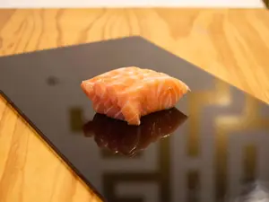 Sashimi de salmón rosado
