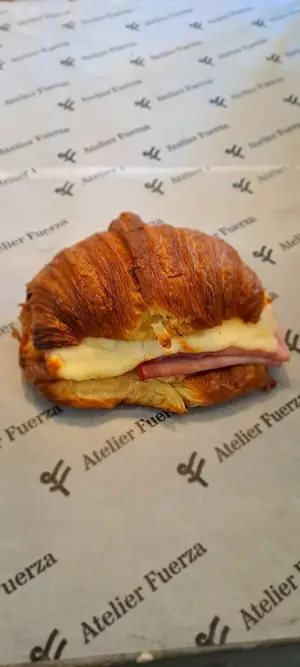 Medialuna jamón y queso