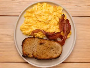 Huevos revueltos con panceta