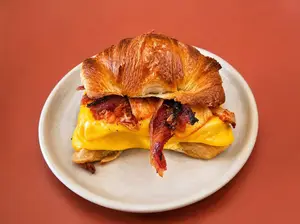 Medialuna con kimchi