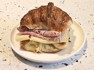 Medialuna jamón y queso