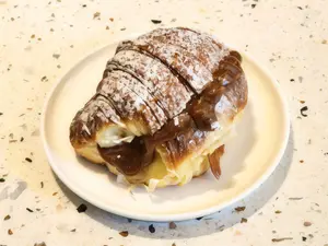 Medialuna rellena dulce de leche