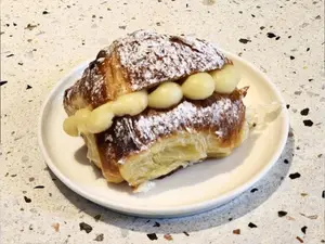 Medialuna rellena pastelera