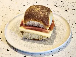 Pbt crudo y queso