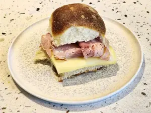 Pebete con lomito ahumadoy queso