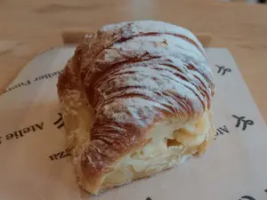 Medialuna de manteca con pastelera
