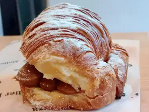 Medialuna manteca con dulce leche