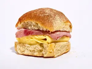 Pebete jamón y queso