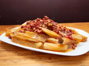 Papas con panceta y cheddar