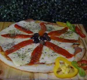 Pizza jamón y morrones