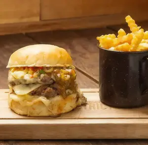 Hamburguesa criolla con papas