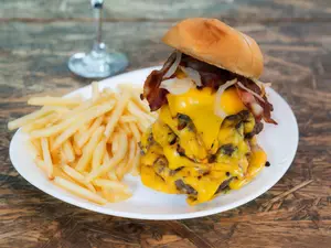 Hamburguesa monster con papas