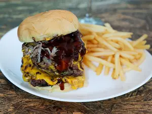 Hamburguesa v8 con papas