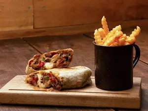 Wrap de pollo con papas fritas