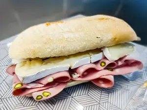 Mortadela con pistachos & brie