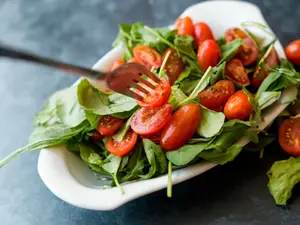 Verdes con tomates cherry