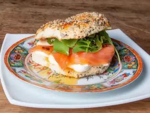 Salmón maracuyá bagel