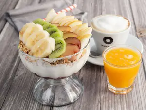 Yogurt con granola y café