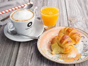 Dos medialunas y café