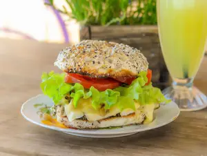 Pollo caramel bagel