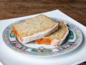 Budín a elección y café con leche o infusión