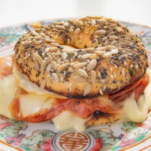 Eggs bagel y café con leche o infusión