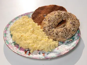 Huevo revuelto con tostada y café con leche o infusiónn