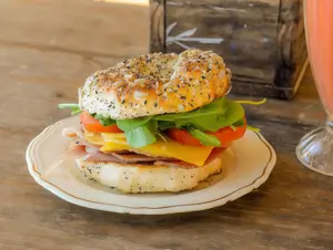 Jamón crudo bagel