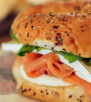 Salmón ahumado clásico bagel y café con leche o infusión
