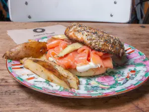Salmón y palta bagel