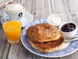 Tostada con queso y café