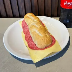 Sandwich De Salame Y Queso