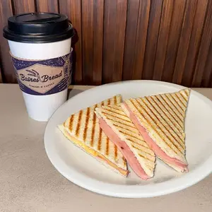 Café y tostado de jamón y que