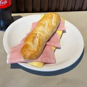 Sándwich de jamón y queso