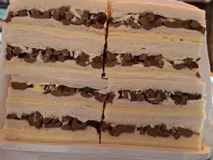 Aceitunas negras, huevo y queso