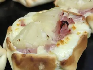 Empanada de jamón y ananá