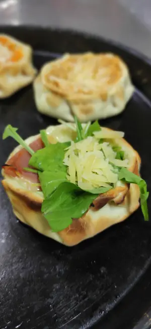Empanada de jamón y palmitos