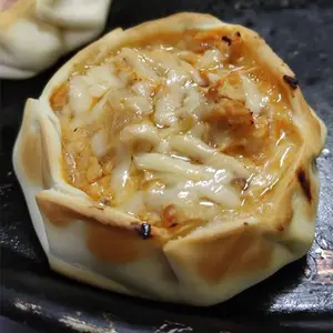 Empanada de pollo y salsa
