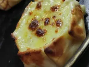 Empanada de queso y cebolla