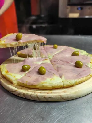 Pizza con roquefort y jamón