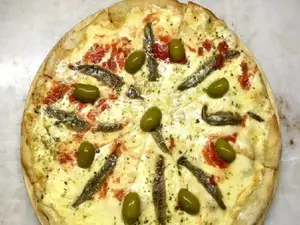 Pizza de anchoas y roquefort