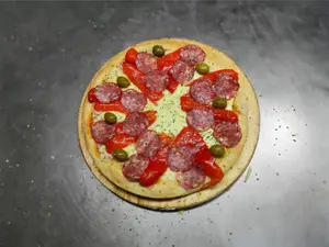 Pizza de calabresa y morrones