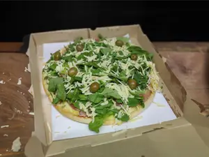 Pizza de jamón crudo y rúcula