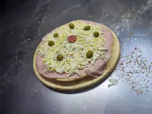 Pizza de jamón y huevo