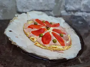Pizza de jamón y morrones
