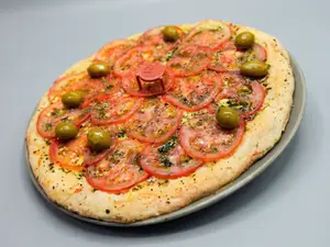 Pizza de napo con albahaca
