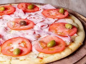 Pizza de napolitana con jamón