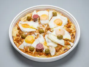 Pizza de pollo y huevo frito