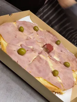 Pizza de provolone y jamón