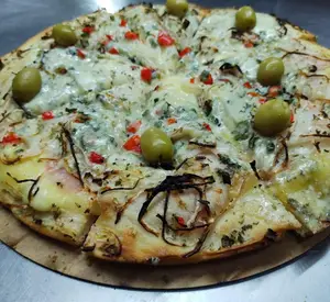 Pizza fugazzeta rellena con roquefort